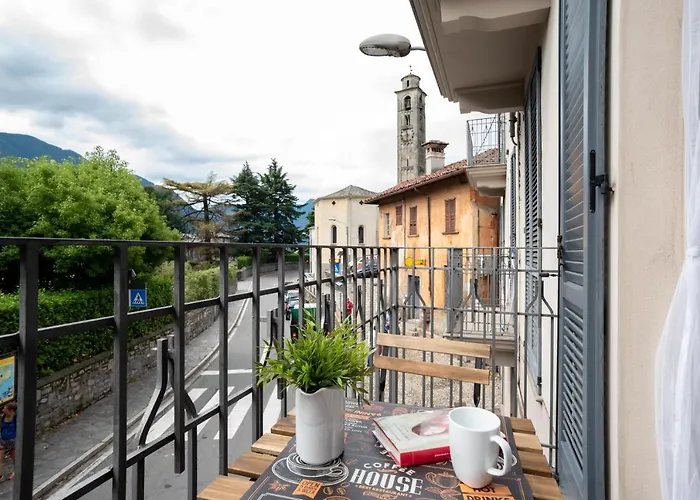 Guesthost - With Balcony & Parking! شقة *