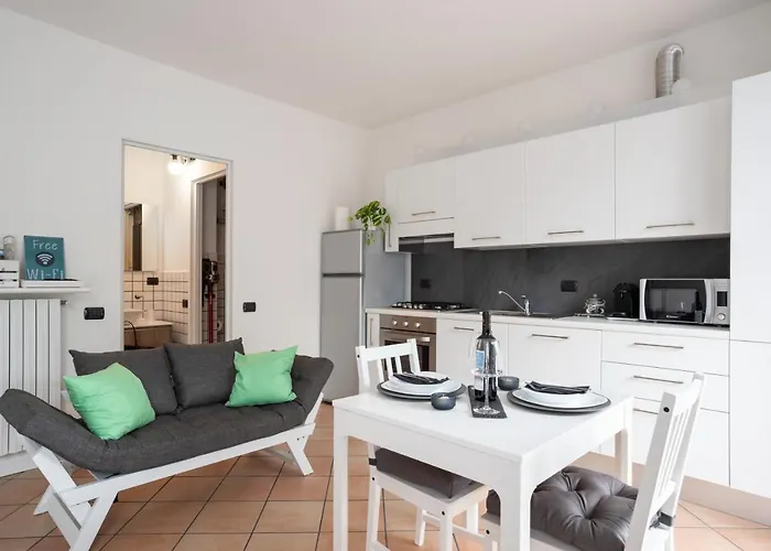 Guesthost - With Balcony & Parking! شقة