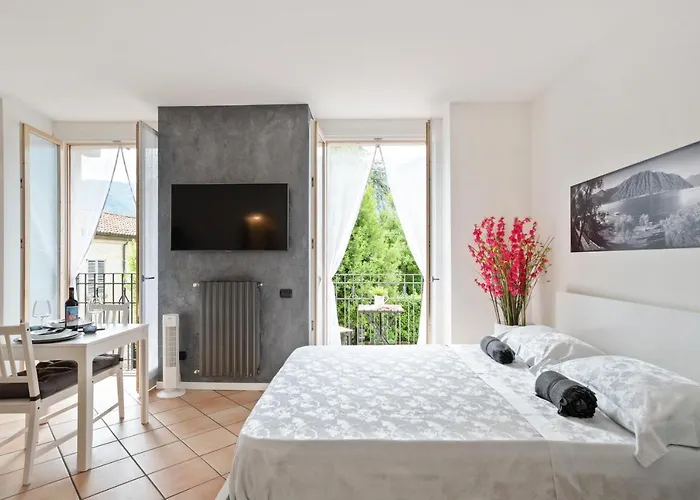 Guesthost - With Balcony & Parking! شقة