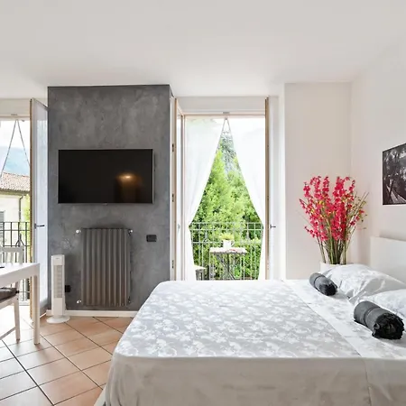 Guesthost - With Balcony & Parking! Apartmán