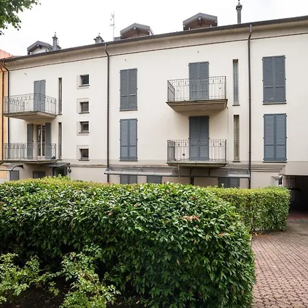 Guesthost - With Balcony & Parking! Ossuccio