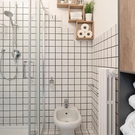 Guesthost - With Balcony & Parking! Ossuccio