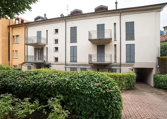 Guesthost - With Balcony & Parking! Ossuccio