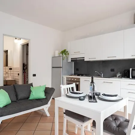 Guesthost - With Balcony & Parking! Appartamento