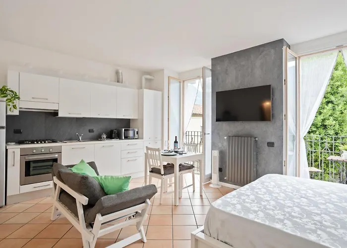 Guesthost - With Balcony & Parking!
