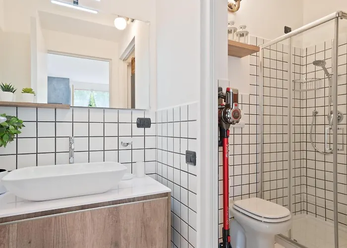 Guesthost - With Balcony & Parking! * Ossuccio