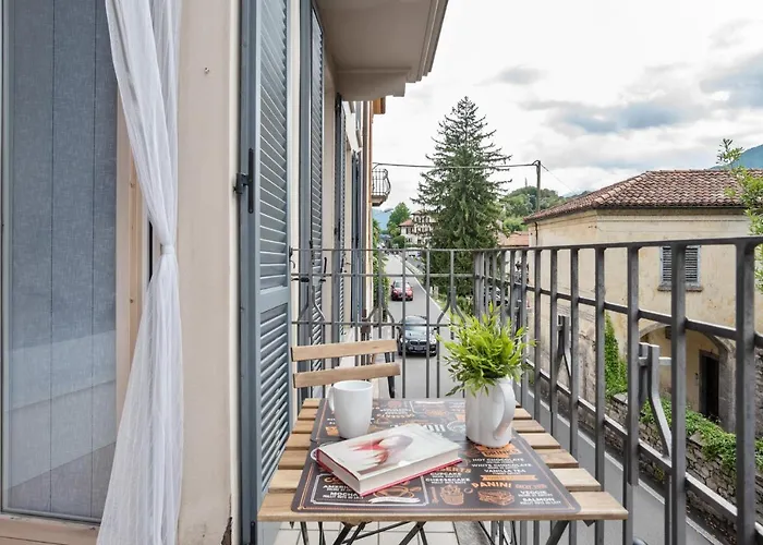 Guesthost - With Balcony & Parking! *