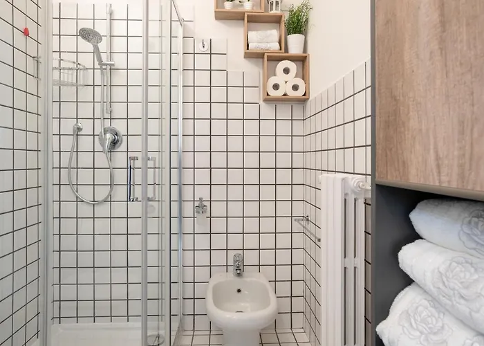 Guesthost - With Balcony & Parking! Ossuccio